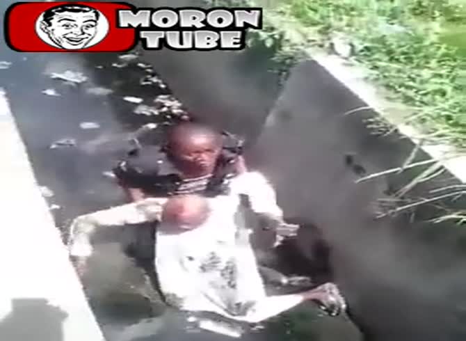 Video :Police officer accidentally kills an old man and is lynched by the crowd (Public warned)